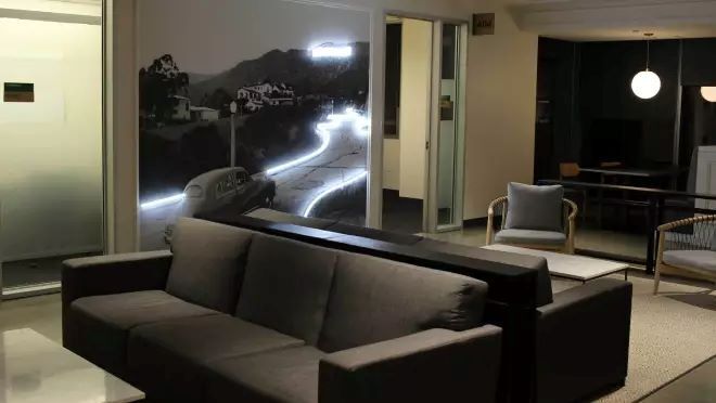 ホールにある白黒の壁紙の道の画像が光っている。