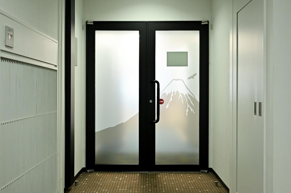 ドアのガラス面に富士山のシルエット