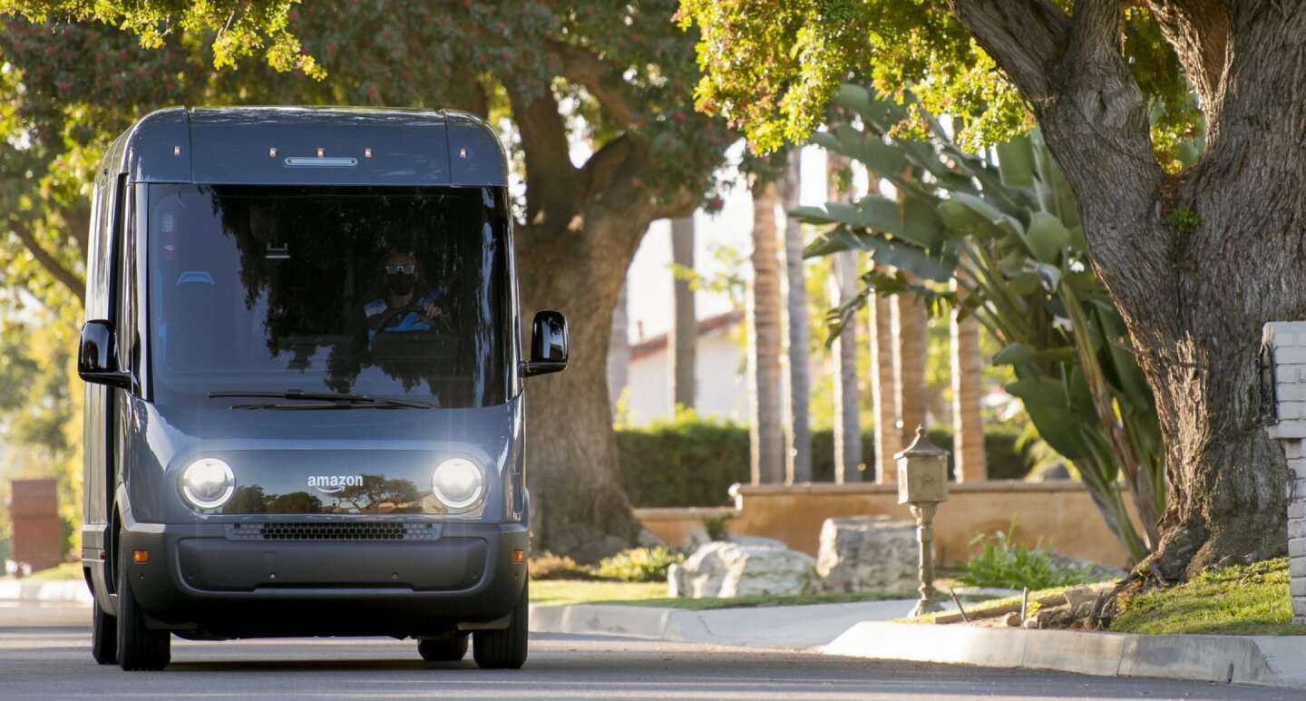 Furgoneta Rivian circulando por la calle.