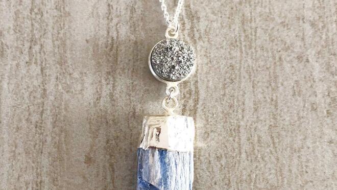 由T. Victoria制作的由原宝石和半宝石制成的手工珠宝。