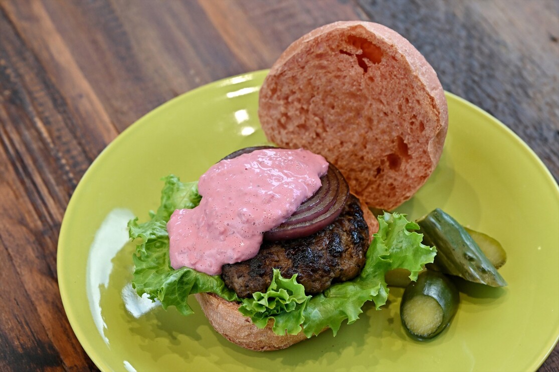 ピンク色のソースがかかったハンバーガー