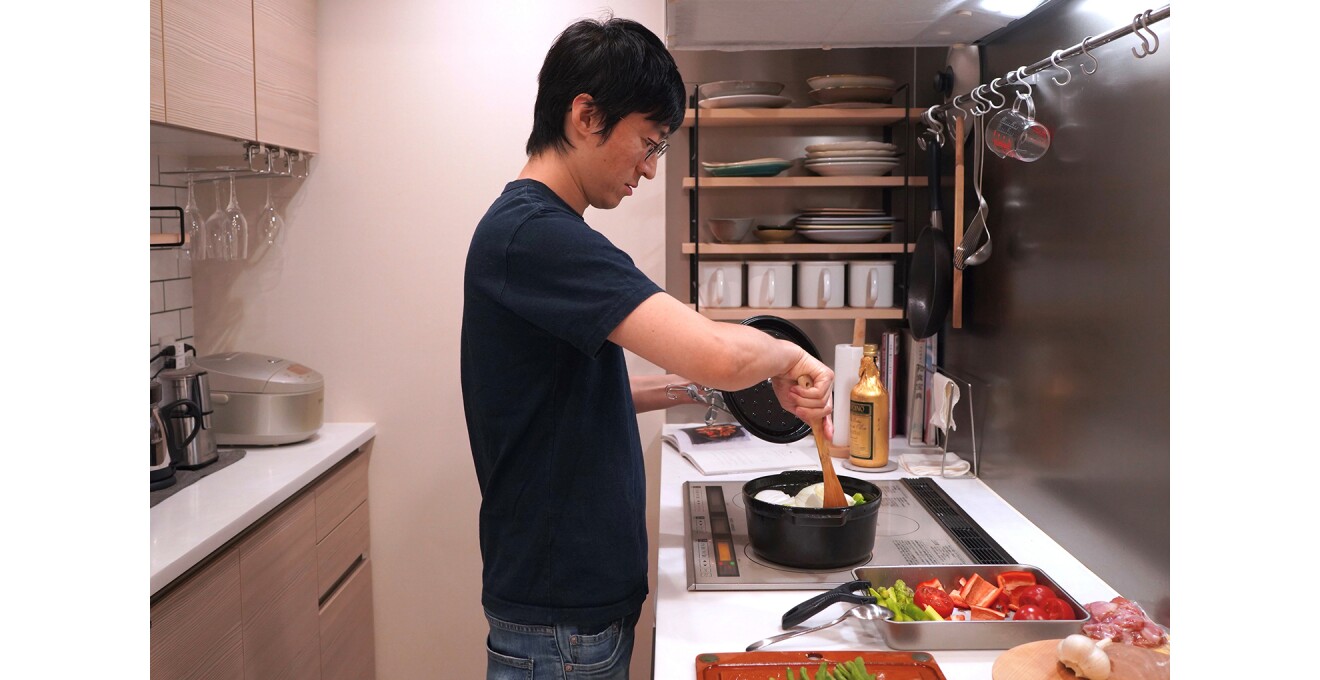 キッチンで料理をする針原さんの写真