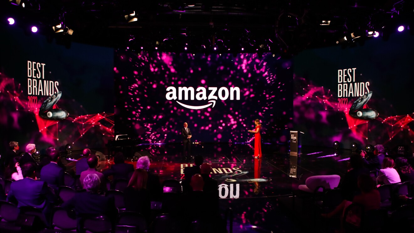 Serata di premiazione dei Best Brands. Logo Amazon sullo sfondo al centro. L'immagine è molto scura