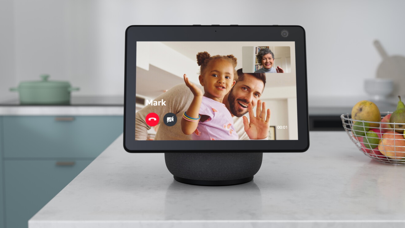 Echo Show steht auf dem Küchentisch