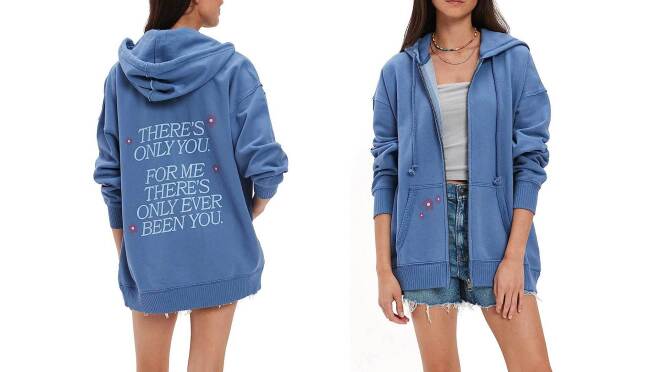蓝色的拉上拉链帽衫的形象与“只有你。对我来说只有过你。”