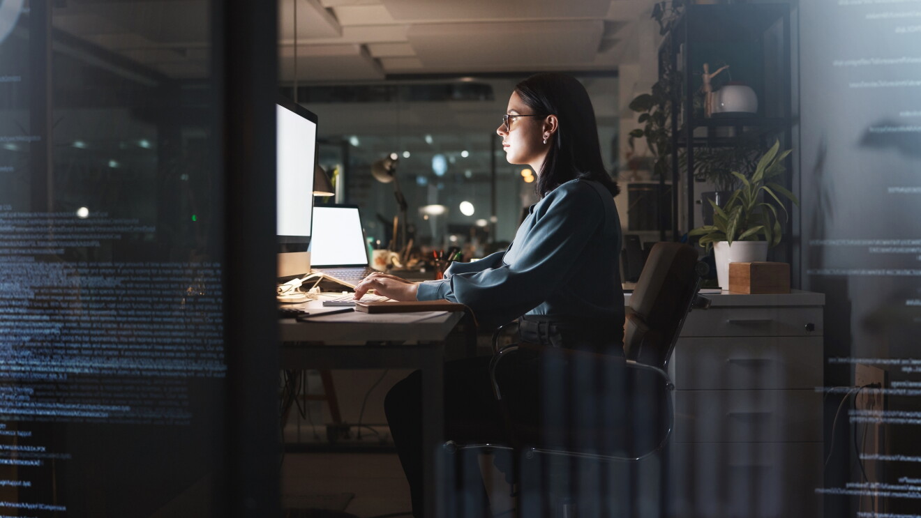 Bilder von Menschen, die an Computern arbeiten