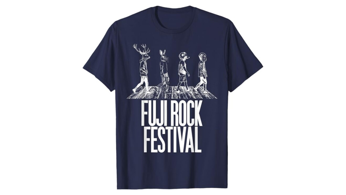 ネイビー色のTシャツには動物の頭のマスクを被って横断歩道を渡っている4人のイラスト。そのイラストの下には白い大文字で「Fuji Rock Festival」と書かれている。