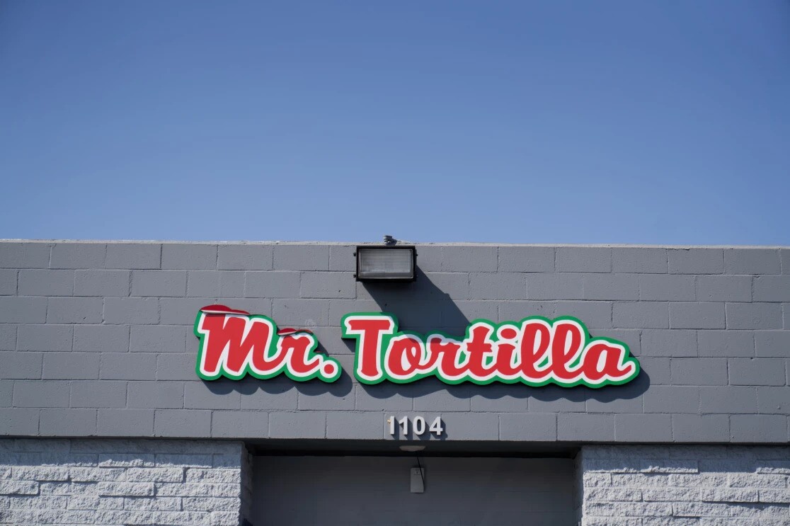 Un letrero de Mr. Tortilla cuelga sobre la puerta de un almacén.