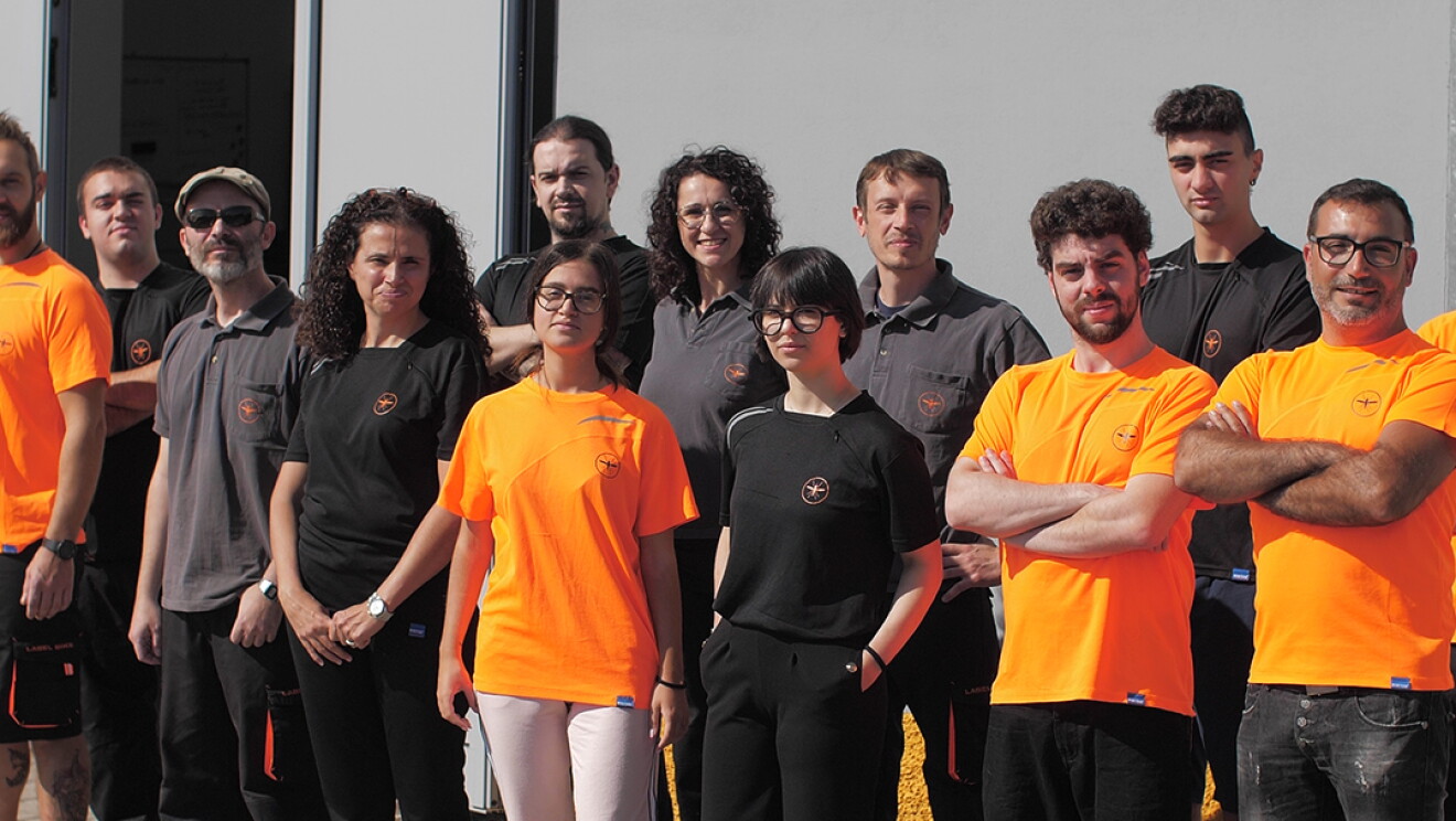 Gruppo di persone con t-shirt arancioni e nere