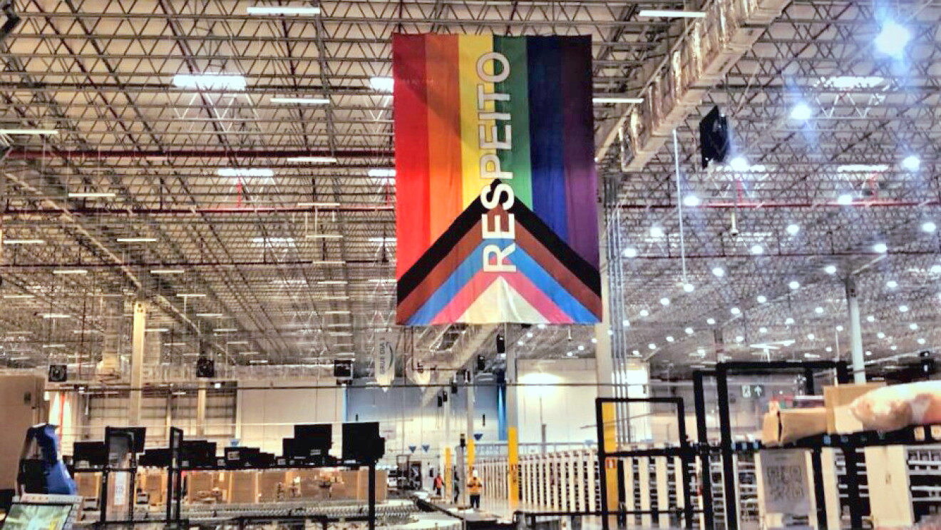 Bandeira sobre o Pride hasteada em um centro de distribuição. Lê-se Respeito na placa