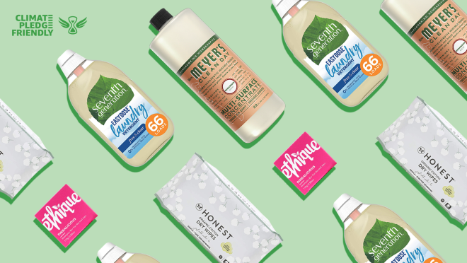 浅绿色背景,左上角有深绿色标志,上面写着“气候承诺友好”。图像的特点是在对角线上有一排排重复的产品。从左起:一个粉红色的小方块,上面写着Ethique,右下是一个灰色的矩形,上面写着Honest。在诚实包装的顶部是第七代洗衣液。洗涤剂标签以白色字体的第七代绿叶为特色,叶子下面是白色,流入蓝色,带有小的描述性文字。洗涤剂的右边是梅耶夫人的多面浓缩液。标签是珊瑚和难以阅读的小文字。