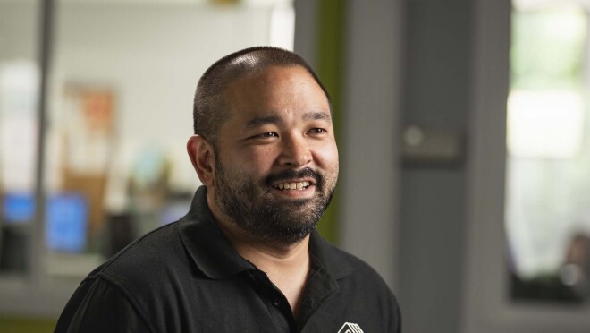 高中生在使用新的Alexa技能“保持冷静”时练习正念冥想