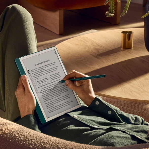 Mua Amazon Kindle Scribe (16 GB) - Now write directly on books and Mua Amazon Kindle Scribe (16 GB) - Now write directly on books and