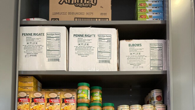 食品储藏室里装满了各式各样的食品。