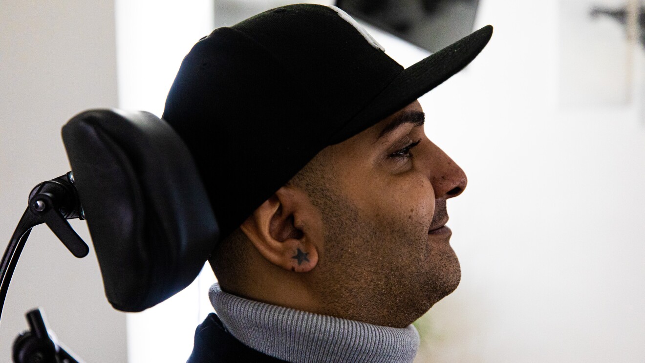 Hamoun Kamai wird im Alltag von Alexa unterstützt.