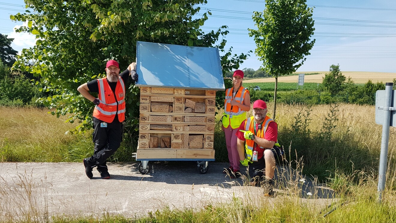 Mitarbeiter:innen des Amazon Logistikzentrums in Koblenz bauten aus alten Paletten und anderen Teilen ein nagelneues Insektenhotel.