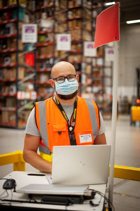 Mitarbeiter mit Maske