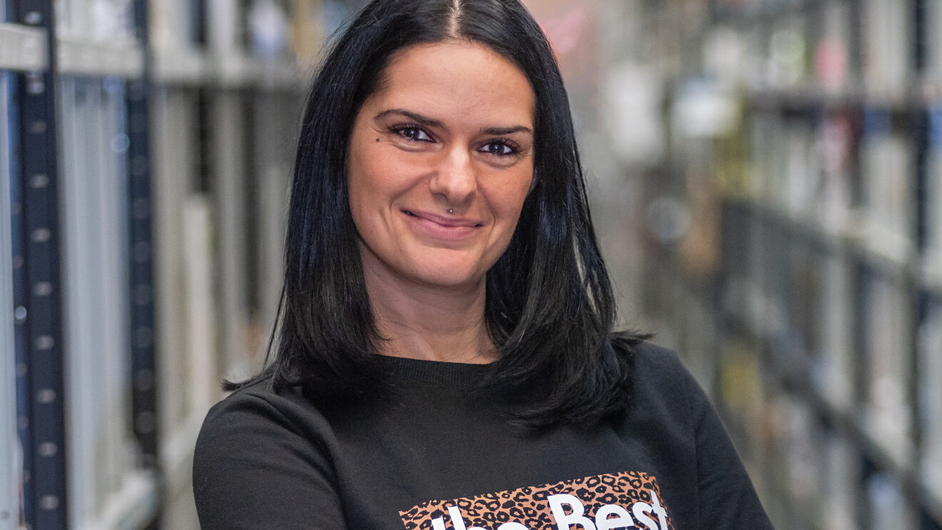 Tiziana Baratta tra gli scaffali del centro di distribuzione Amazon Prime Now di Milano