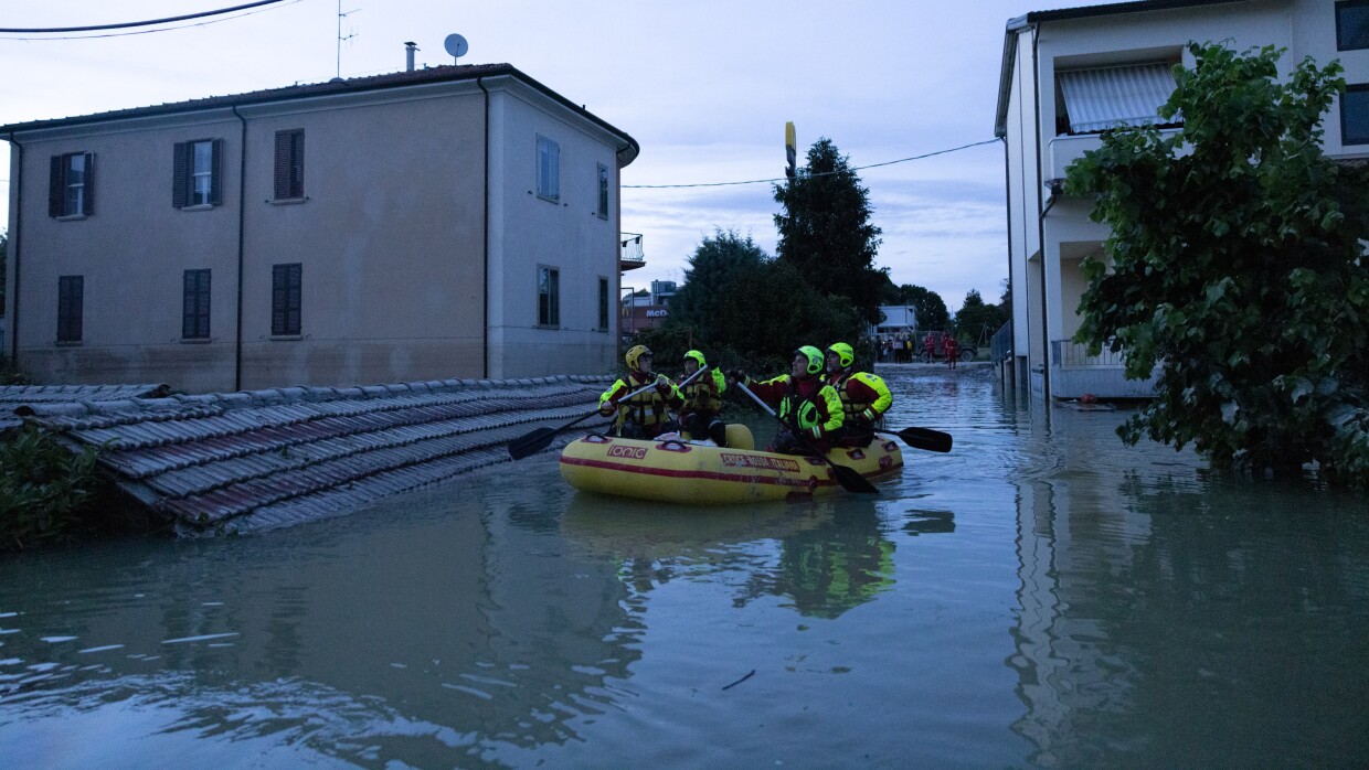 Un gommone della Croce Rossa Italiana in navigazione su una strada allagata