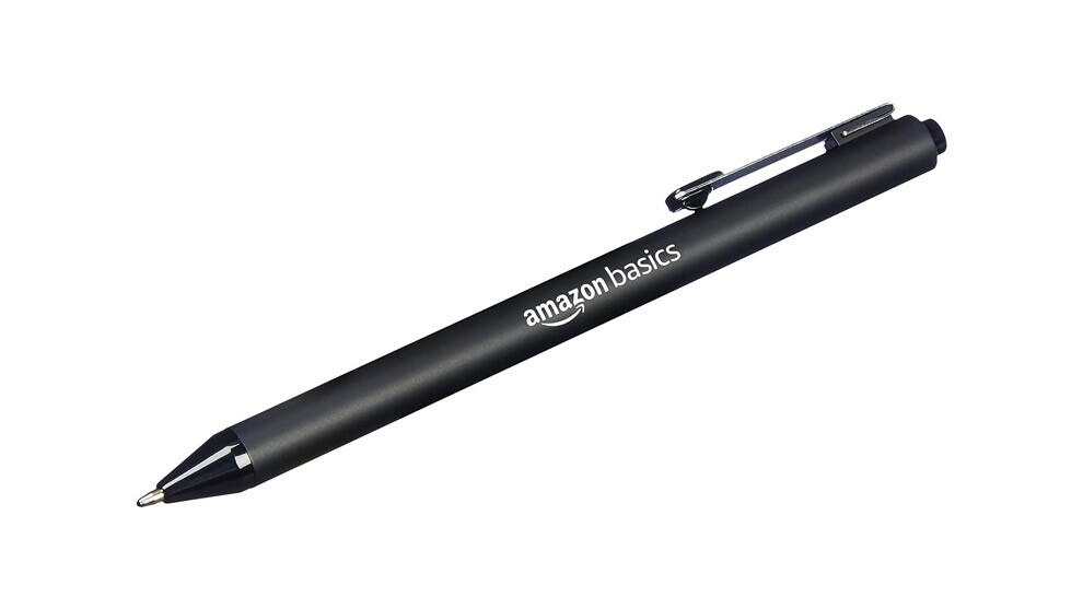 白い背景に、黒いボールペンを斜めに配置。ペン軸にAmazonのロゴと「basics」が白で配置されている
