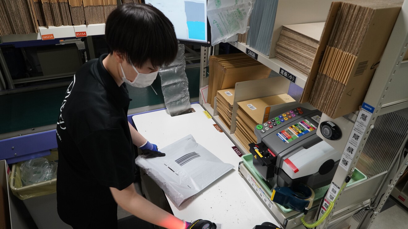 お客様に笑顔を届ける Amazonの物流システム About Amazon Japan