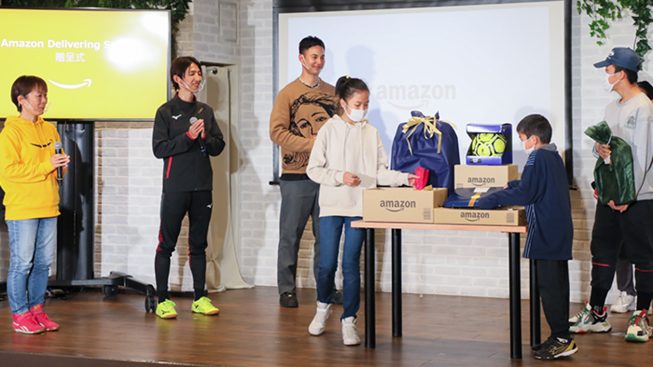 ホリデーシーズンに笑顔を届ける、AmazonのDelivering Smiles
ユージさん、岡部将和さんと共に、キッズドアの子どもたちにプレゼント