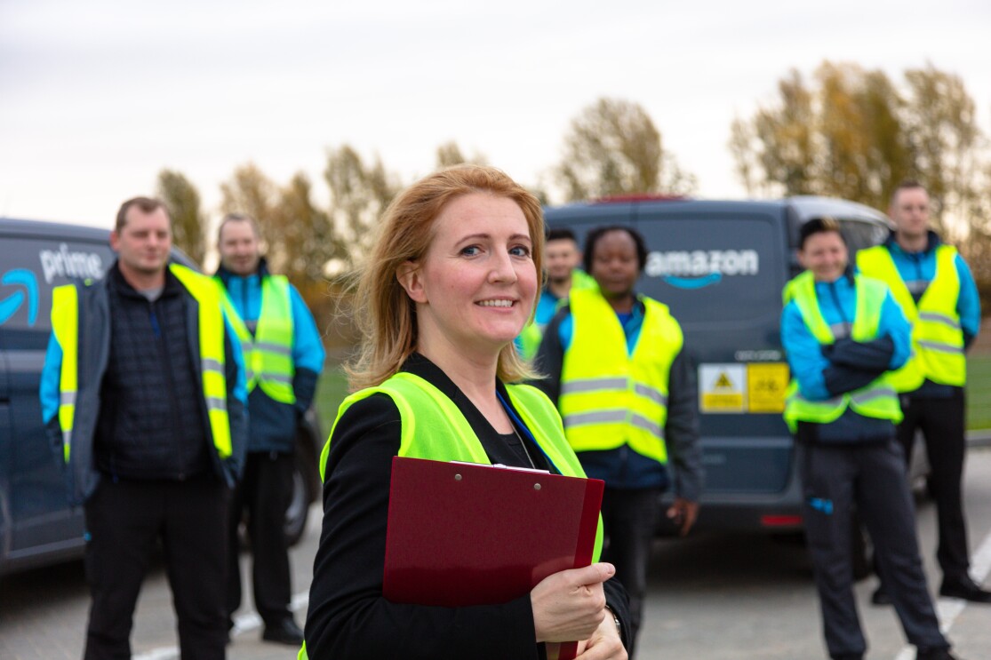 Amazon Lieferpartnerin Irena mit Sicherheitsweste bei der Einteilung des Teams.
