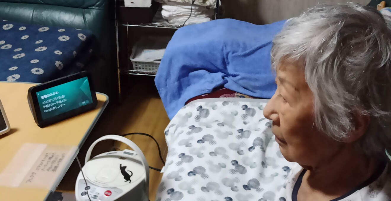 テーブルの上に置かれたEcho show5 その手前に和田さんのお母さん