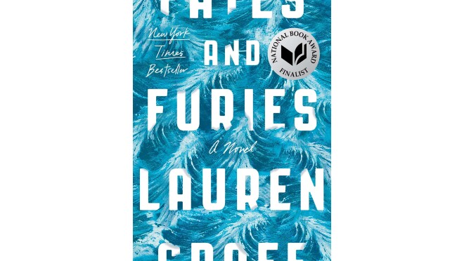 Lauren Groff的《命运与复仇》封面,字体全是大写和白色,背景是手绘的,看起来像大海中的波浪。