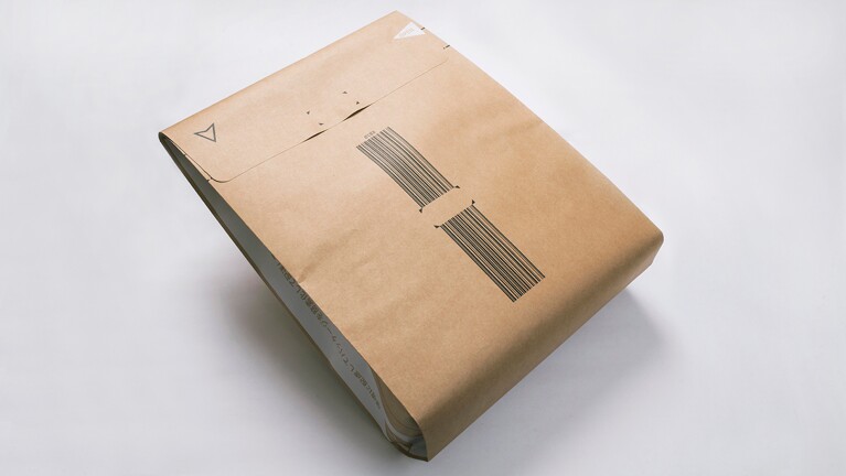 茶色い紙袋。バーコードが印刷されている