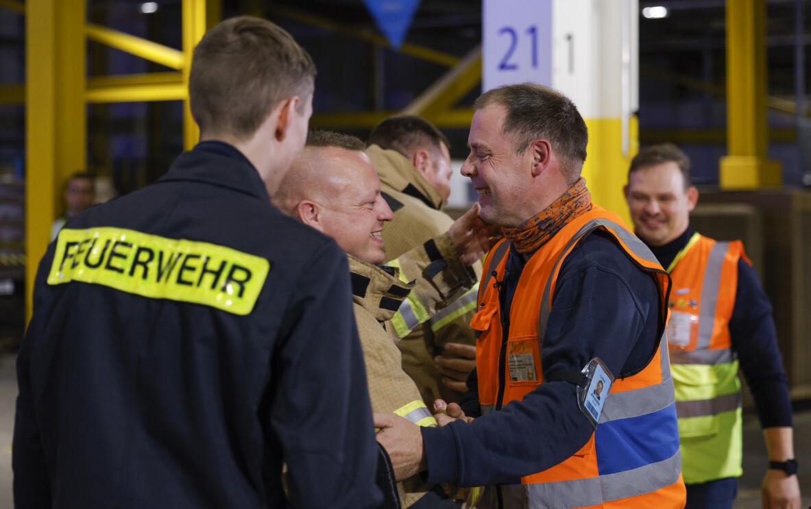 Alex und Uwe werden im Amazon Logistikzentrum Sülzetal von Kolleginnen und Kollegen sowie von ihren Kameraden der frewilligen Feuerwehr mit der Amazon Stars-Auszeichnung überrascht.