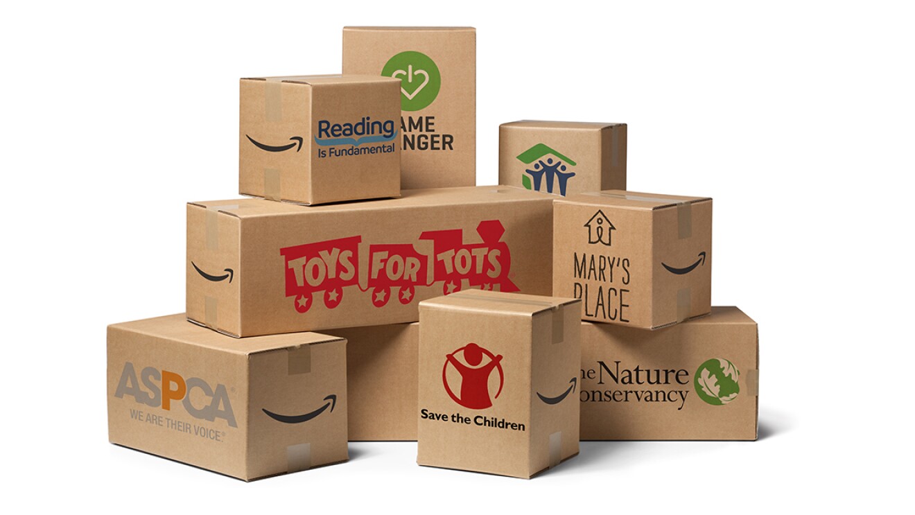 一堆纸箱上有慈善机构/非政府组织的标志,包括玛丽的地方,自然温室,拯救儿童,防止虐待动物协会,儿童玩具等等。