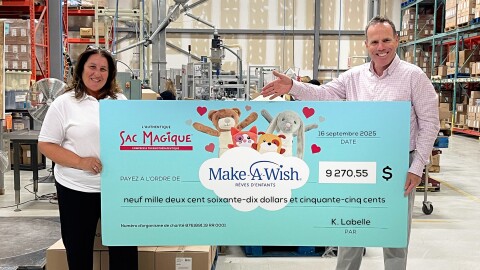 Un homme et une femme posent avec un gros chèque.