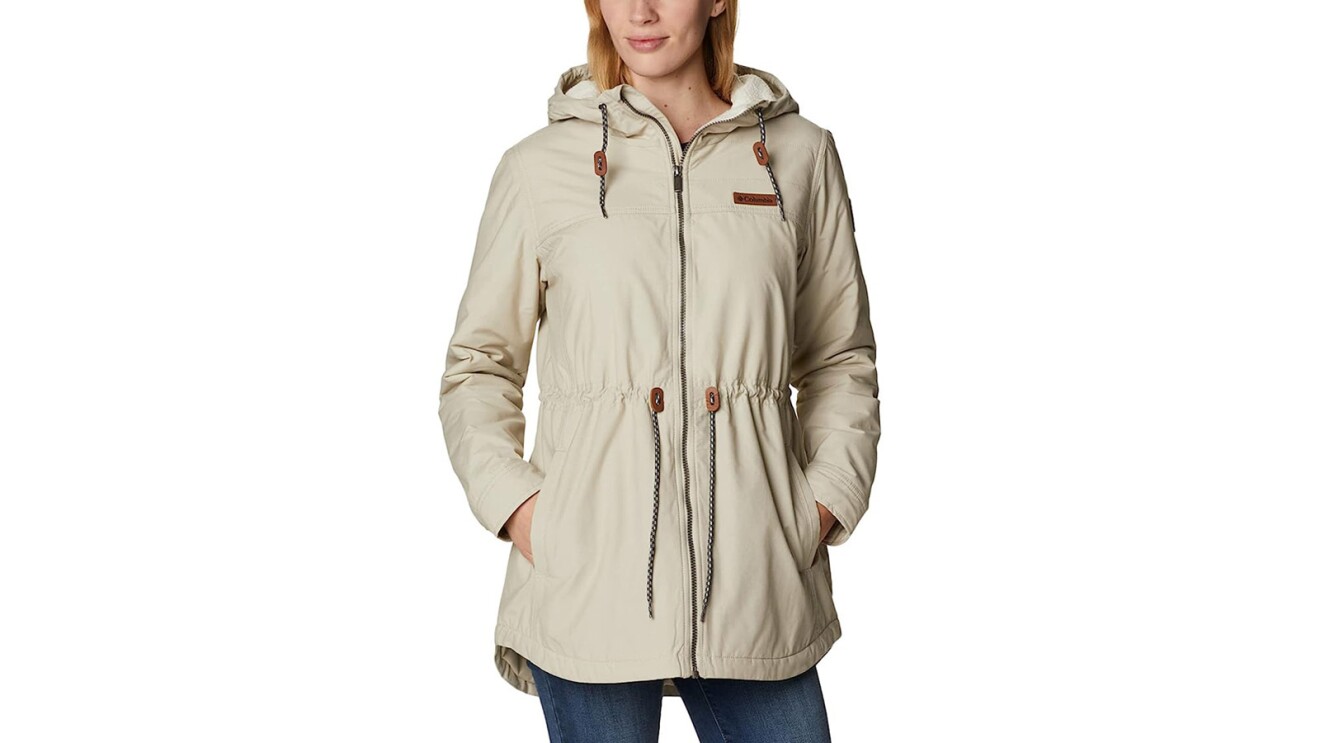 哥伦比亚女子查特菲尔德山冬季夹克的形象。
