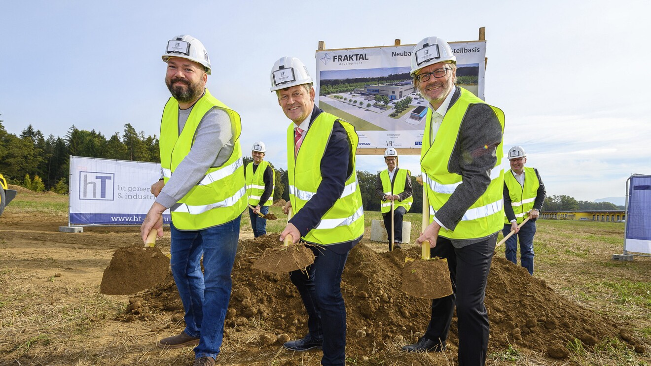 Amazon Senior Operations Manager Florian Amann, Klagenfurts Bürgermeister Christian Scheider und Fraktal Development Geschäftsführer Anthony Pink beim Spatenstich des neuen Verteilzentrums am Klagenfurter Südring, Oktober 2021 - Archiv/Foto vom Spatenstich
