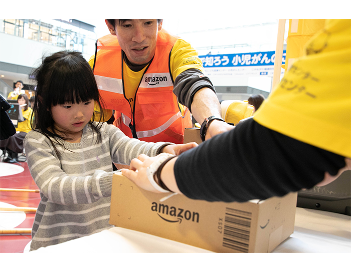 Amazonの梱包作業体験の様子