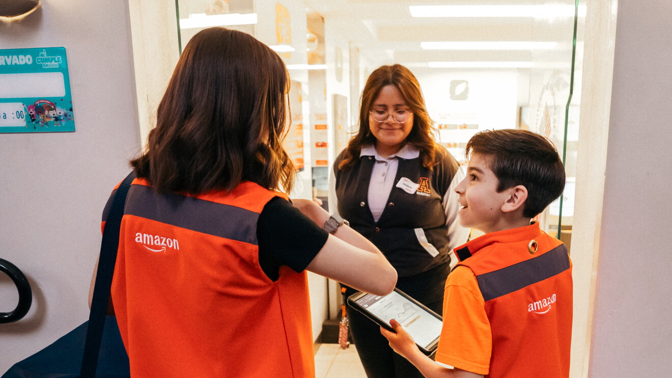 Madre e hijo con el chaleco de Amazon en Kidzania. 