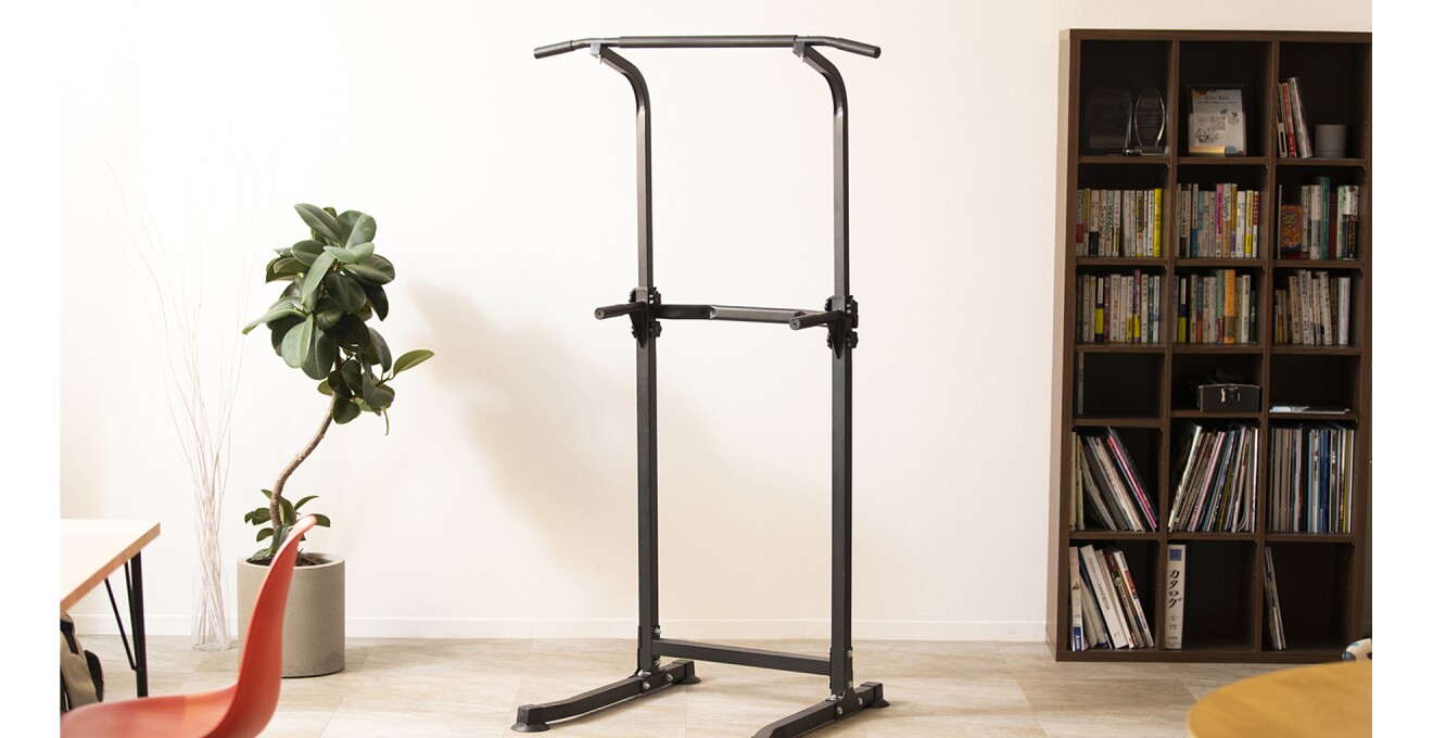 部屋に置かれたぶら下がり健康器