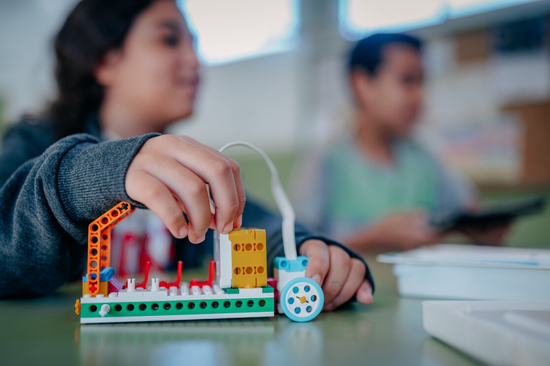 Robot creado con Legos Education Spike Essential. Tiene dos ojos con dos patas y unas palancas como si fuera un toro. 