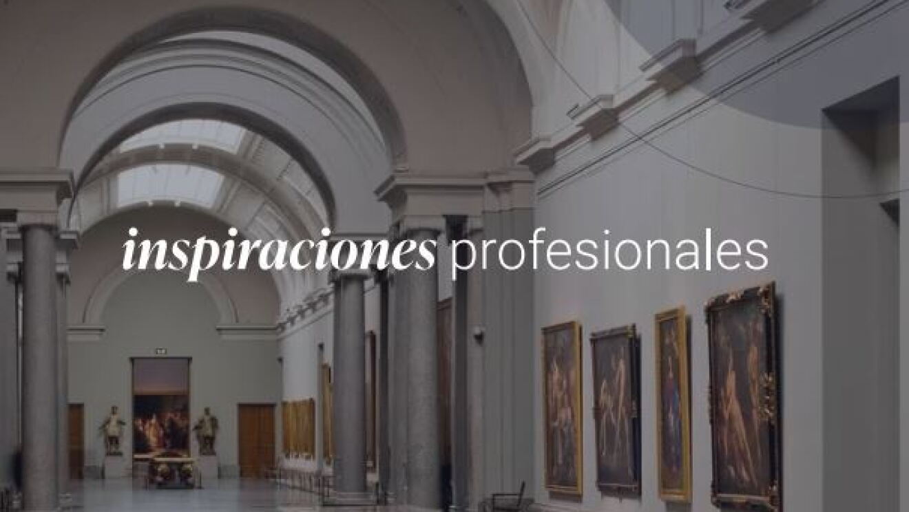 Museo Nacional del Prado. Entrada del museo con la pared de laderecha llena de cuadros. El techo es de vuelta y en medio del pasillo hay tres obras de arte expuestas. 