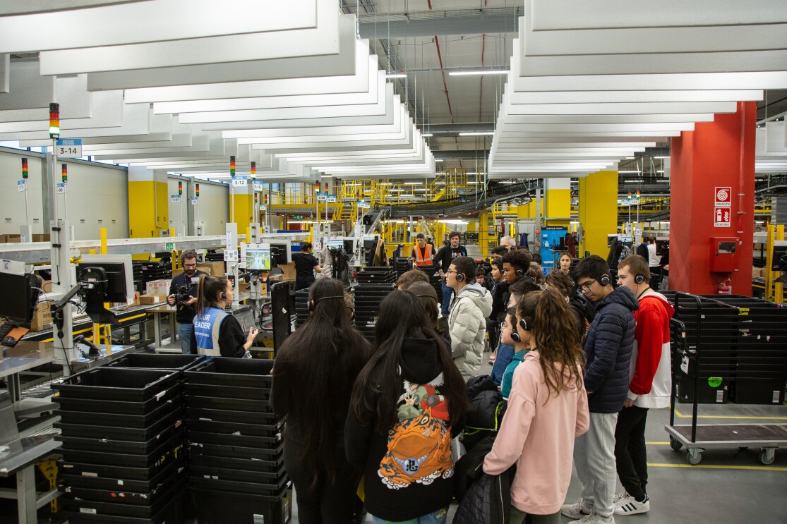 Alcuni studenti delle scuole di Cividate al Piano in visita al sito di BGY1