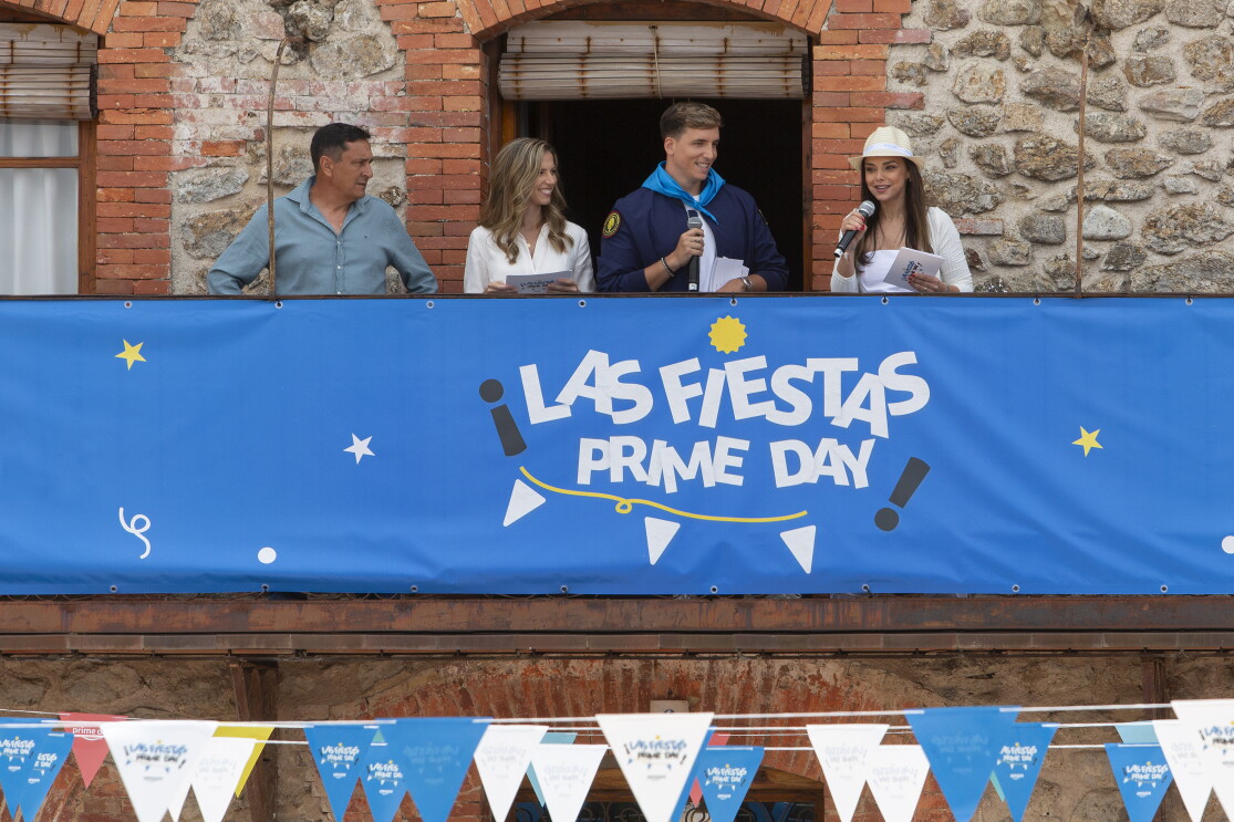 Xuso Jones y Chenoa participan en el pregón de apertura de las Fiestas Prime Day 2023 en Sotosalbos. 