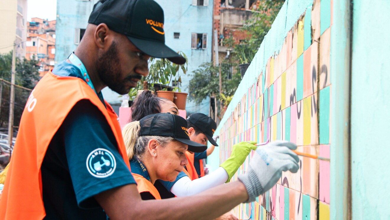 Voluntários pintam paredes