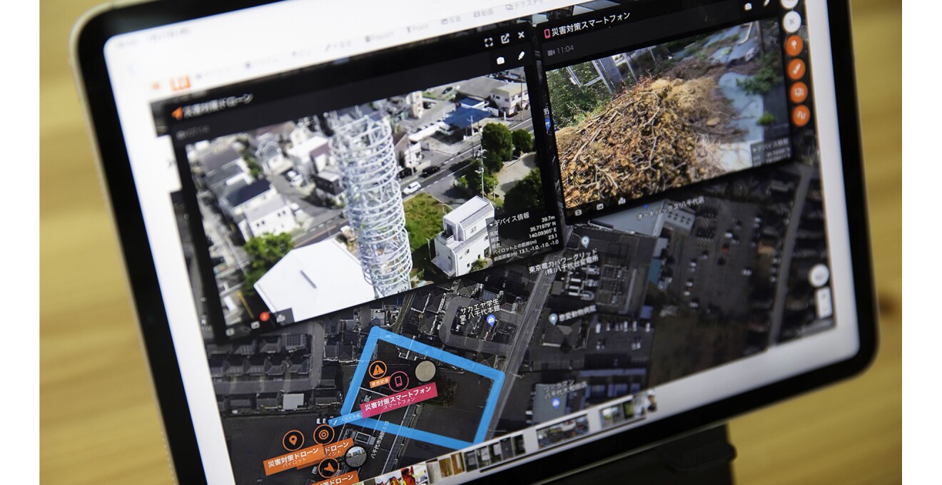 地図に災害場所とドローンの位置が示され、サブウィンドウではドローンからの建物の映像と災害状況の映像が映されている様子