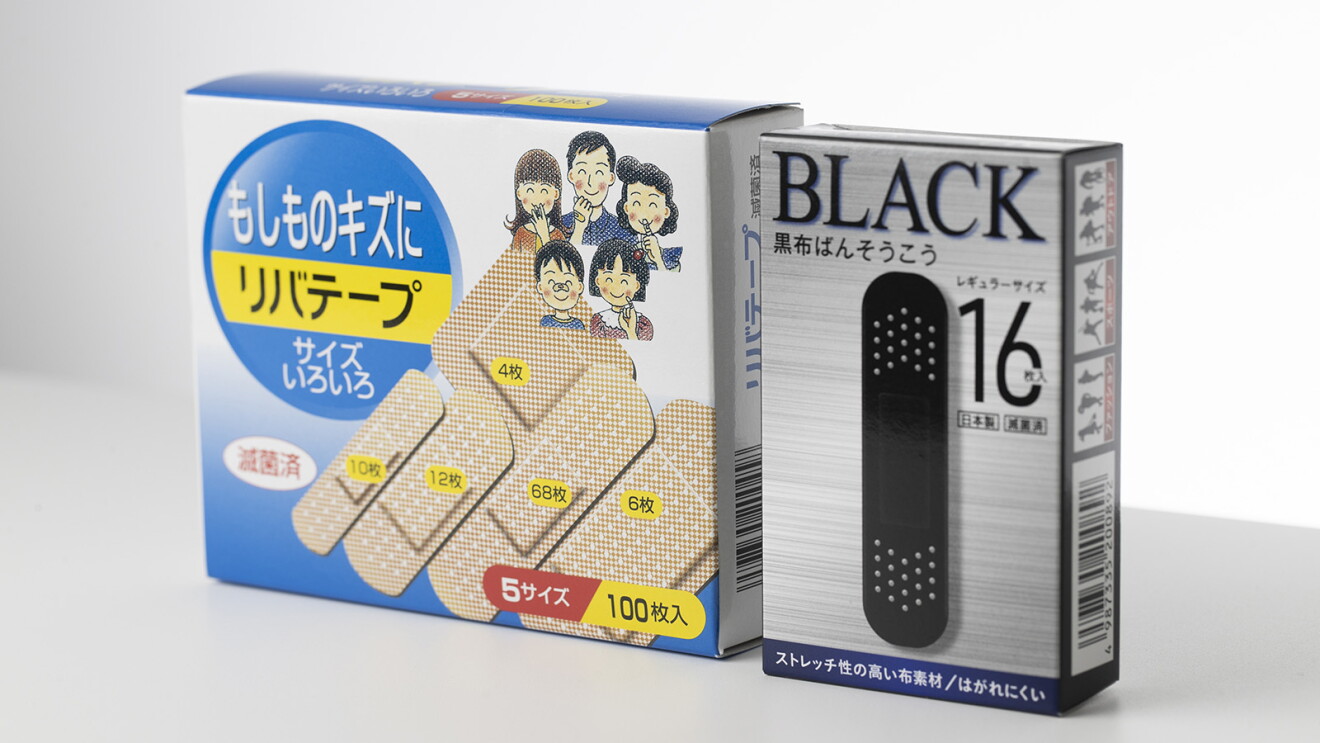 様々なサイズが一箱に入ったタイプと、黒い絆創膏