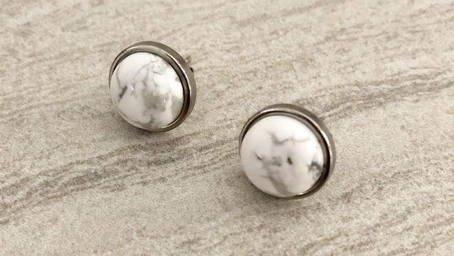 由T. Victoria制作的由原宝石和半宝石制成的手工珠宝。