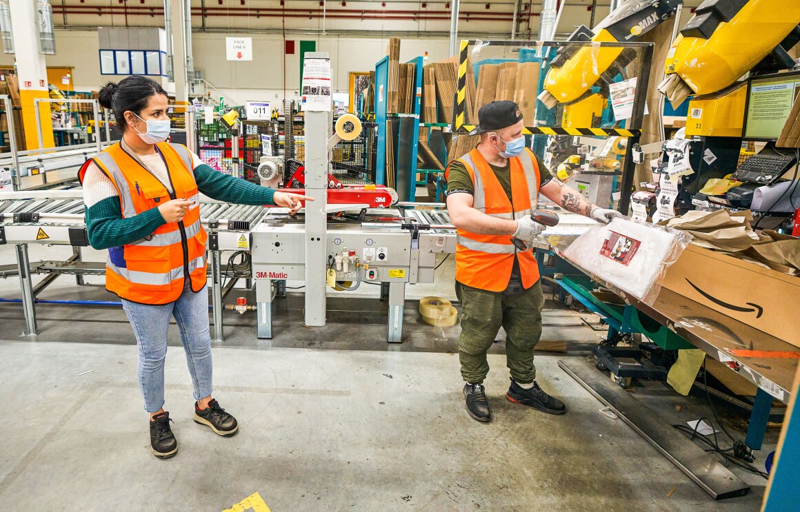 Mitarbeiterin und Mitarbeiter.