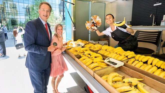 弗吉尼亚州的州长格伦Youngkin Arlingon在亚马逊的第二总部。他得到了一份免费的香蕉香蕉站。