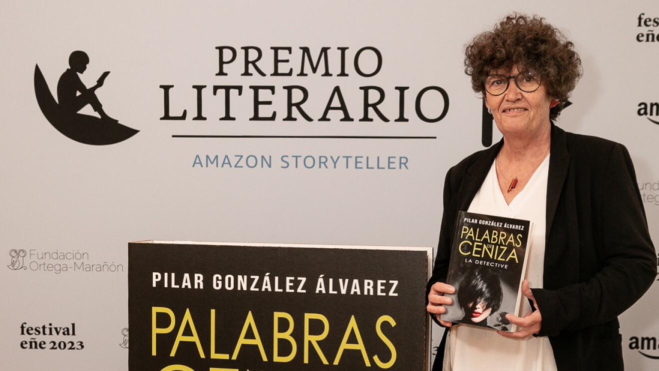 Pilar Gonzalez Alvarez con la novela ganadora.