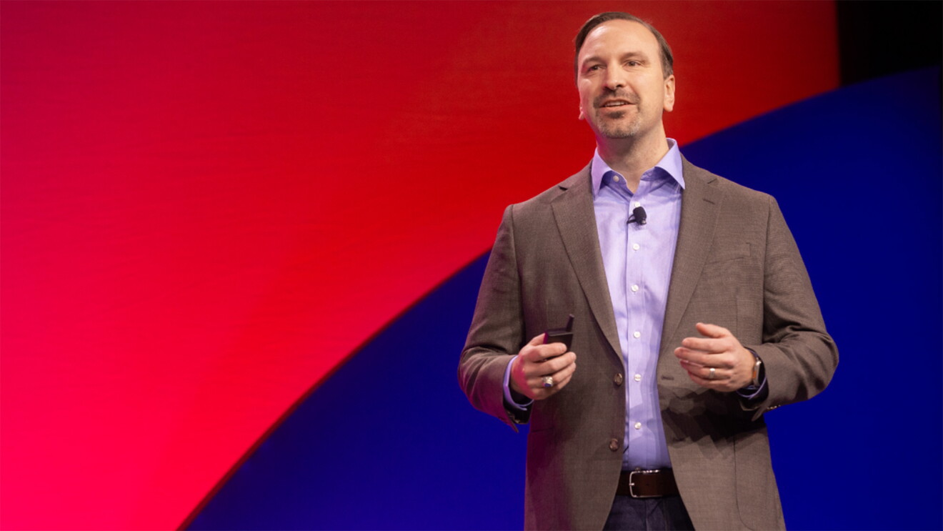 Foto de Chris Betz, CISO de AWS, hablando en un escenario.